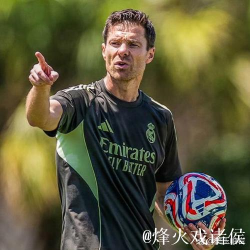 伤病频繁侵袭后防，阿隆索面临挑战，免签球员寄予厚望。